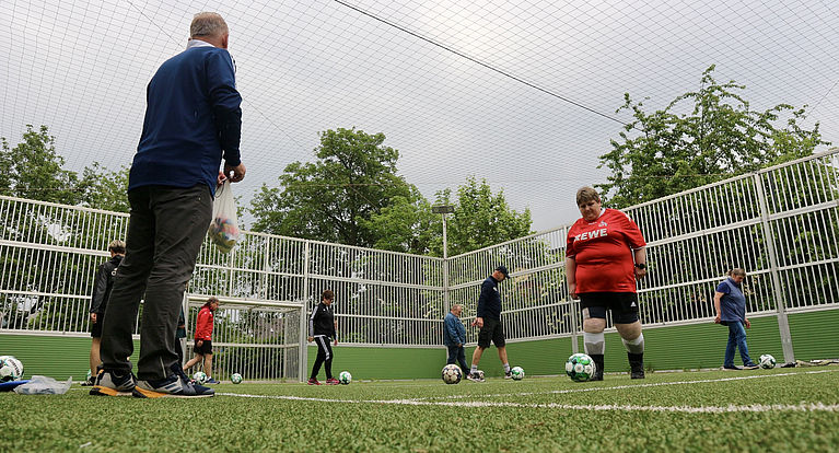Walking Football in der Football Experience: Kicken im Gehen für alle 